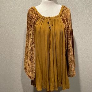 Darling top with velvet sleeves. Worn once, in excellent condition.